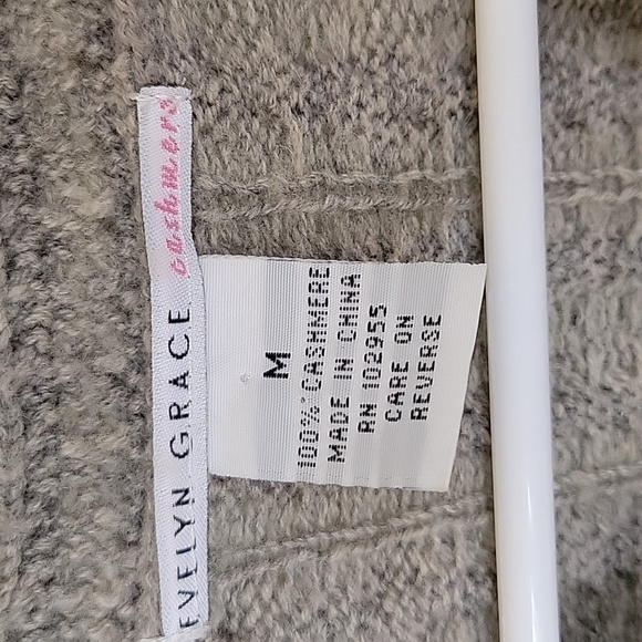 EVELYN GRACE sage green cable knit cashmere sweater.  Size M. - Picture 4 of 4